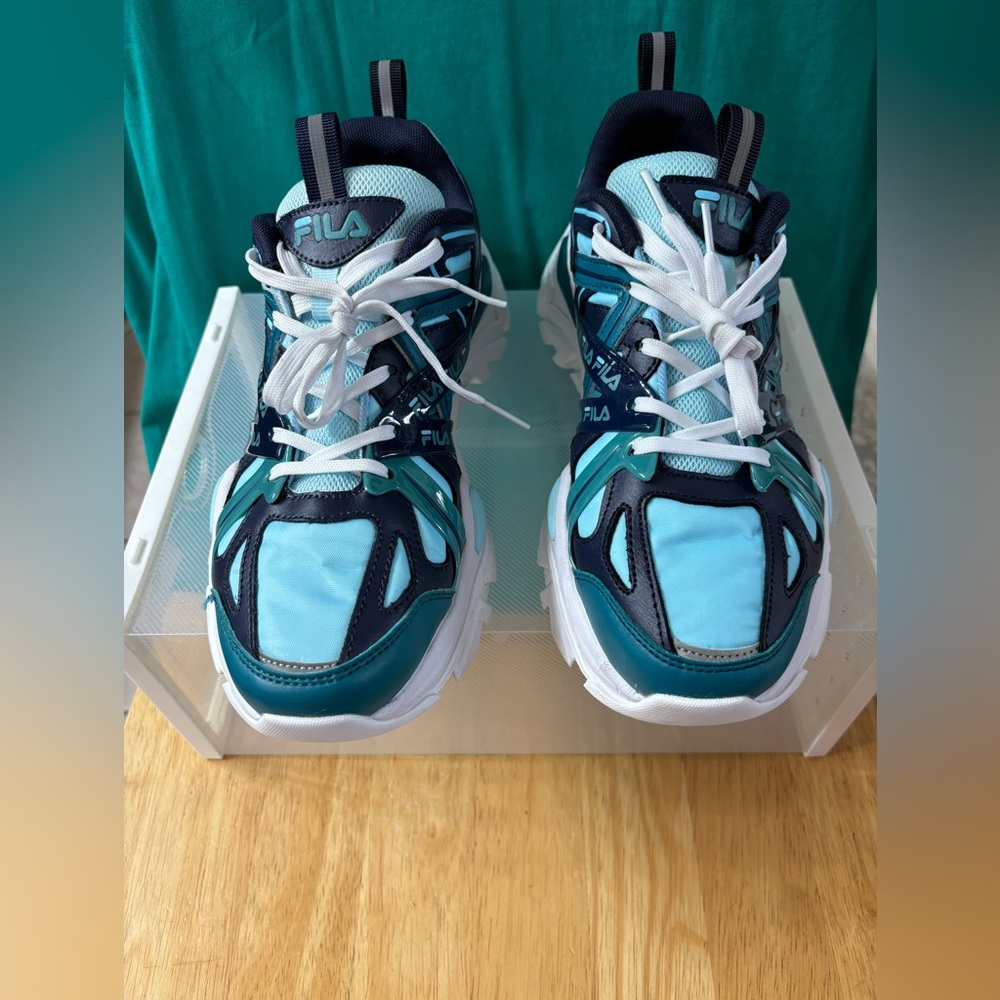 Fila Electrove 2 
Shoes Women's Size 9 - Men’s size 7.5 
Blue/Aqua 5RM02200-400